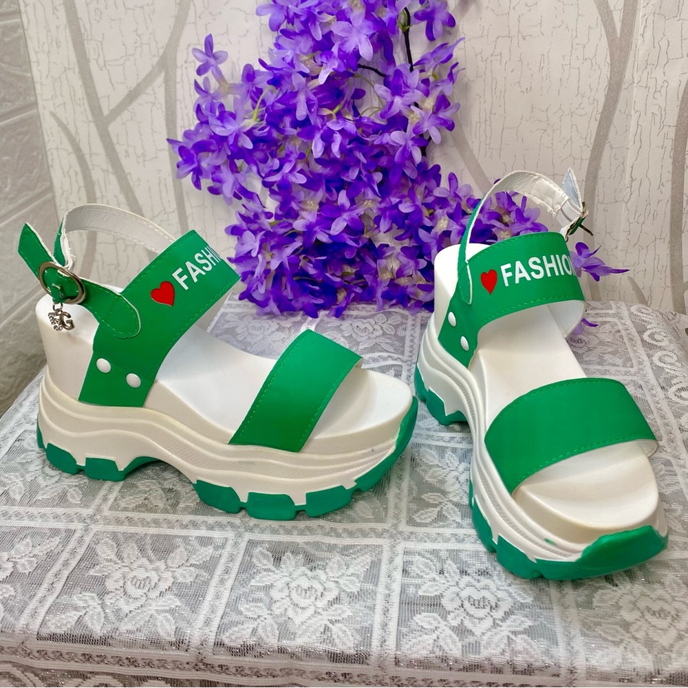🌷 Vibrant Green Platform Wedge Sandals 🌷 NWOT